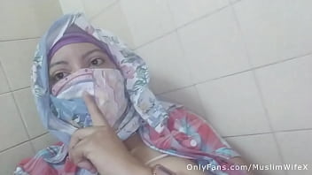 Real Arab Mom Sins In Hijab By Squirting Her Muslim Pussy