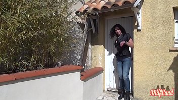 Sibylle, la milf sexy sait comment exciter les hommes