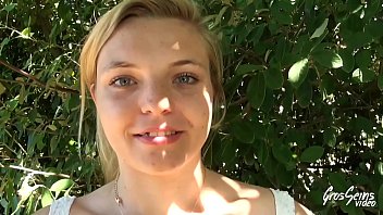 Sindy, jeune blonde enculée dans un parc