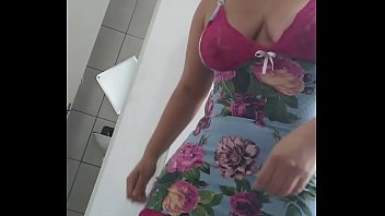 DONA DE CASA ENFIANDO O DEDINHO NO CÚ E NA BUCETA