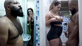 Minha empregada me flagrou batendo punheta no banho ( suzie slut e jota )