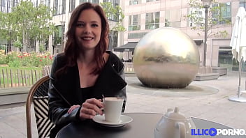 Cathy, jolie belge, prend deux bites en même temps