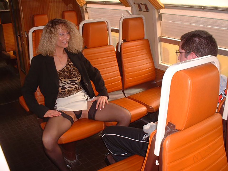 La milf EXHIB et le PUCEAU du train avant partouze au restaurant