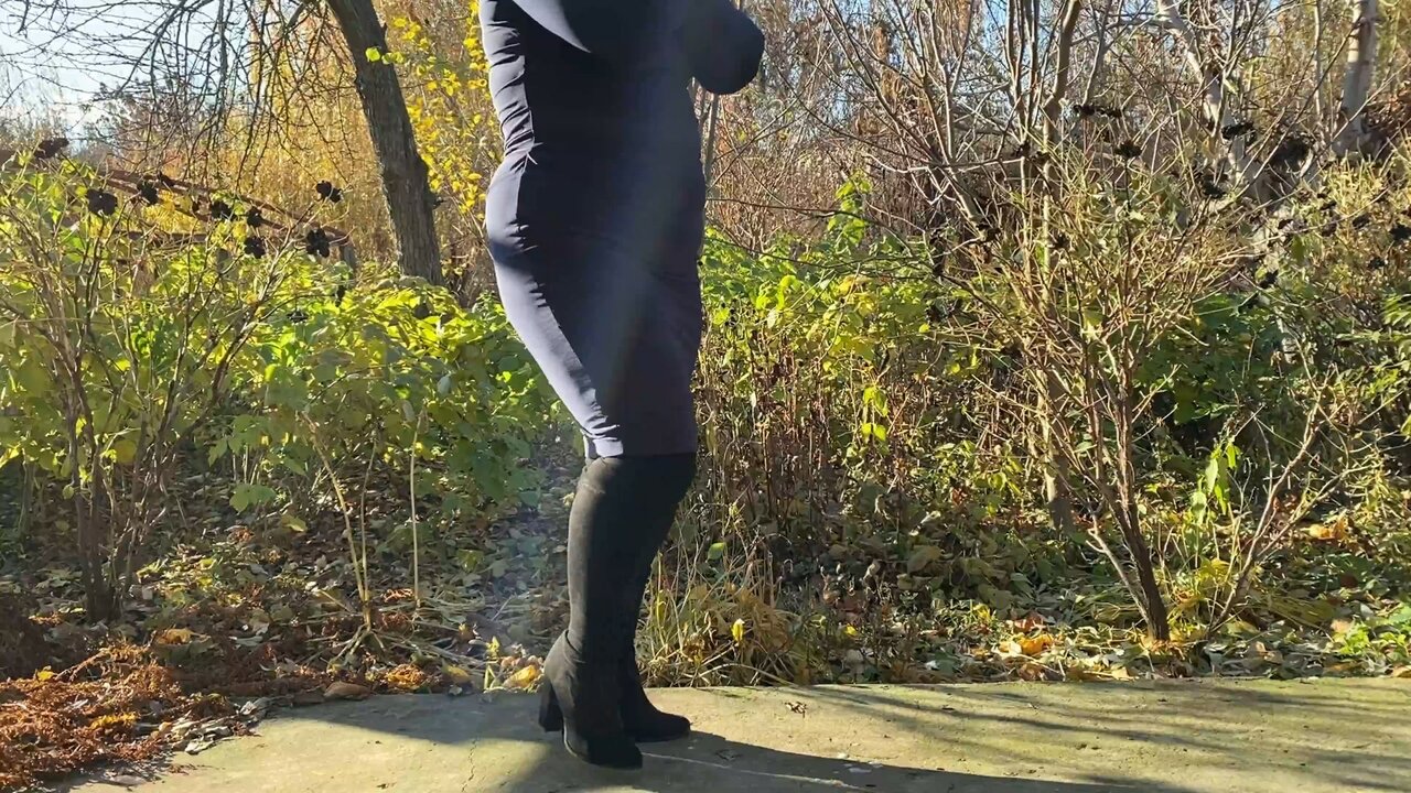 Sexy MILF pissing in a public place without fear of being seen