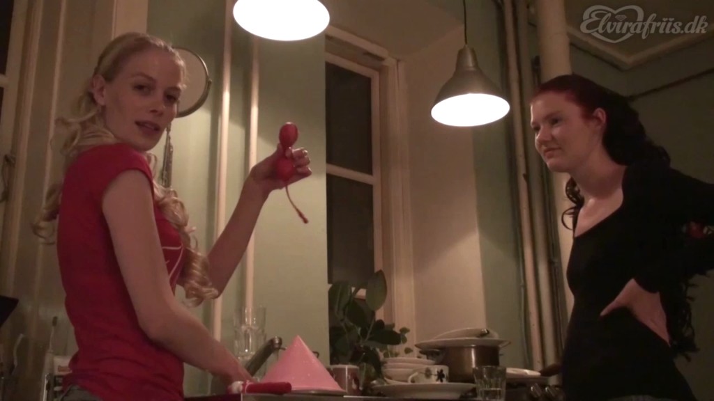 Elvirafriis Elvira Sandra Leger Scene 1