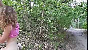 Je la baise devant les passants dans un parc
