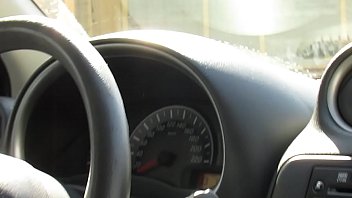 viaje aburrido con adulto mayor lo masturbo en el camino a luz del dia