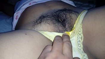 Le corro a un lado la bombachita de claudia