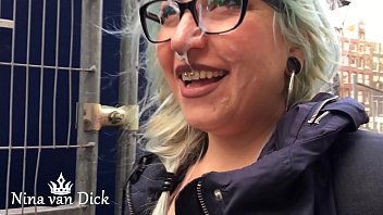 Nina van Dick - Mi novia sale a la calle con mi corrida en su cara