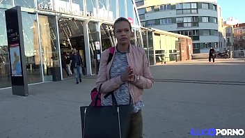 Eva, métisse débutante découvre le glory hole