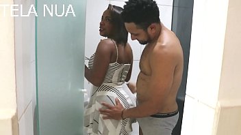 MAIS UMA NEGRA RABUDA QUERENDO FUDER COM UM ATOR PAUZUDO com SAMIRA FERRAZ vs MR.ROLA (Continua no RED)